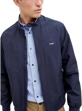 Jaqueta bomber azul da marca Jack and Jones para homem.