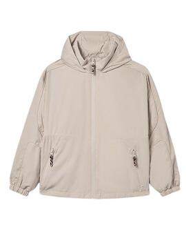 Casaco corta-vento beige da Mayoral para menina.