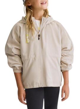 Casaco corta-vento beige da Mayoral para menina.