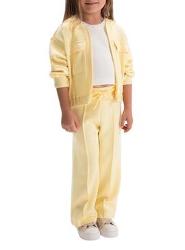 Conjunto Mayoral jaqueta e calças amarelo pastel para menina.