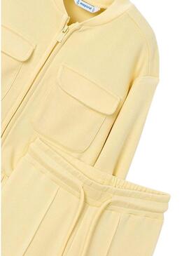 Conjunto Mayoral jaqueta e calças amarelo pastel para menina.